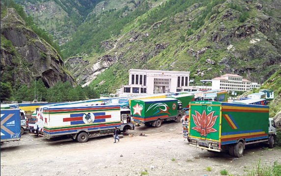 चीनबाट सामान बोकेर आएका ५०० भन्दा धेरै कन्टेनर बाढीमा बेपत्ता