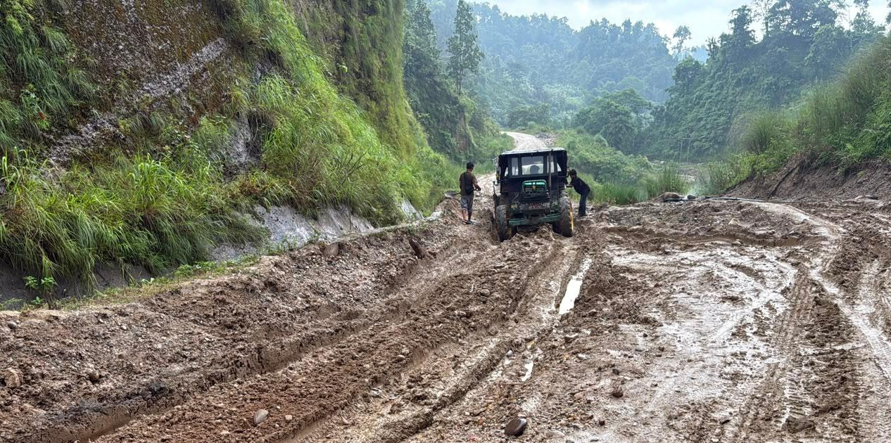 दमक–चिसोपानी सडकमा मालवाहक सवारी सञ्चालनमा रोक दमक–चिसोपानी सडकमा मालवाहक सवारी सञ्चालनमा रोक