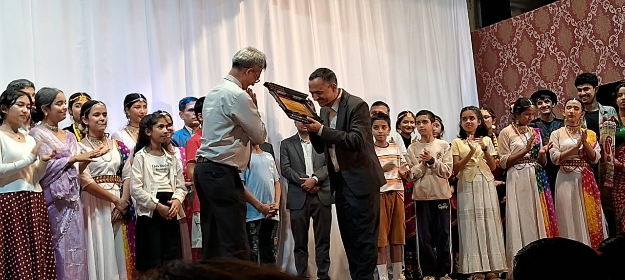 सामाजिक सन्देश बोकेको ‘फलामे गेट’ नाटकले दर्शकको मन छोयो सामाजिक सन्देश बोकेको ‘फलामे गेट’ नाटकले दर्शकको मन छोयो