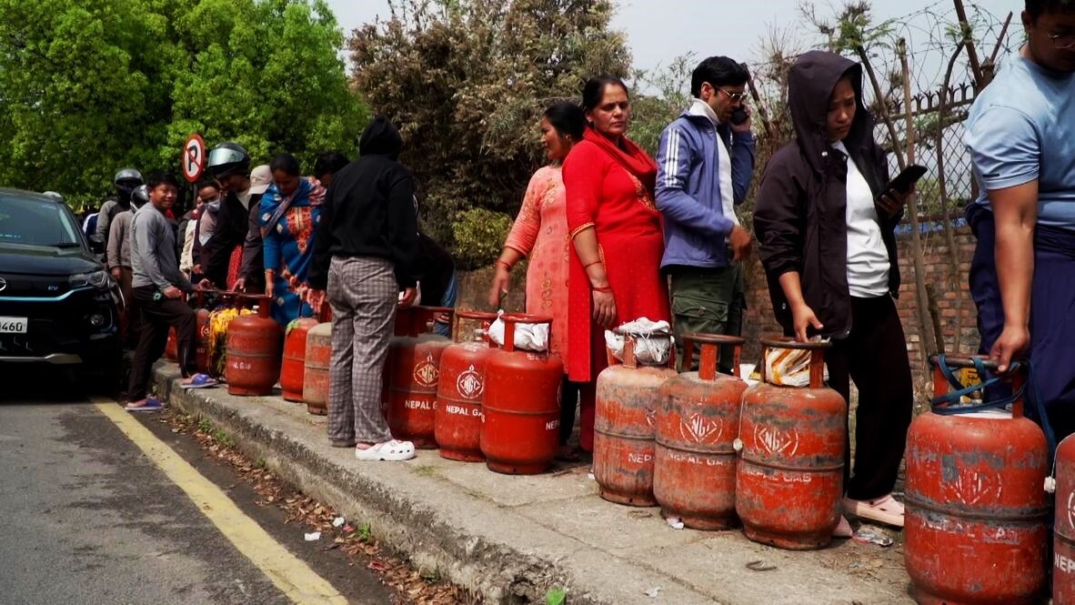 ग्यास डिपोमा सादा पोसाकका प्रहरी परिचालन -कालोबजारीमाथि निगरानी