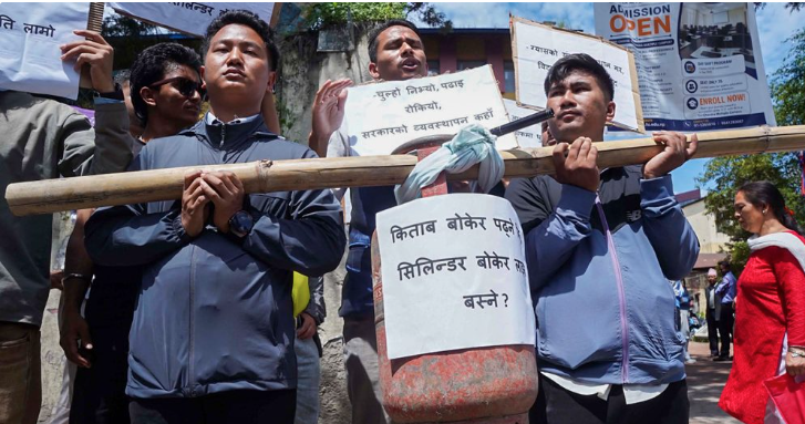 ग्यास अभावविरुद्ध सडकमा विद्यार्थी, रित्तो सिलिन्डर बोकेर सरकारलाई प्रश्न