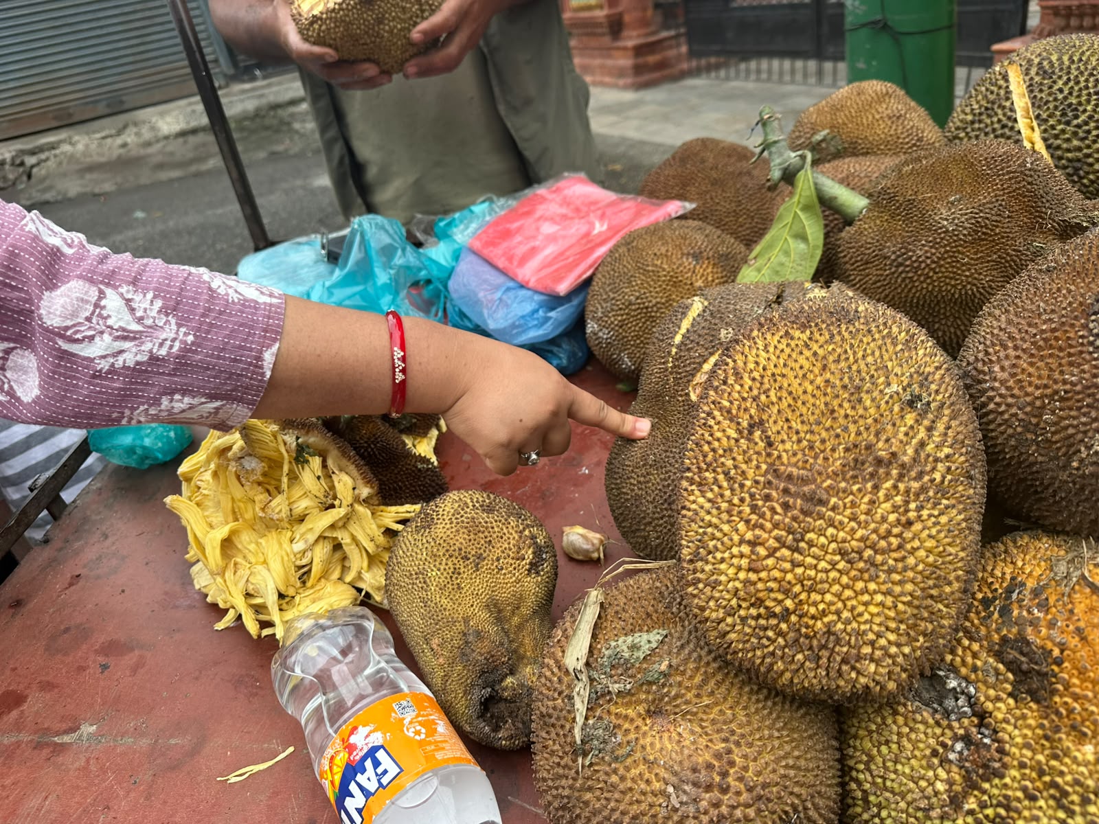 महँगो भए पनि कटहर किन्न ग्राहकको घुइँचो महँगो भए पनि कटहर किन्न ग्राहकको घुइँचो