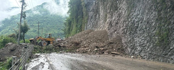 पहिरोका कारण मुग्लिन–नारायणगढ सडक पुनः ठप्प