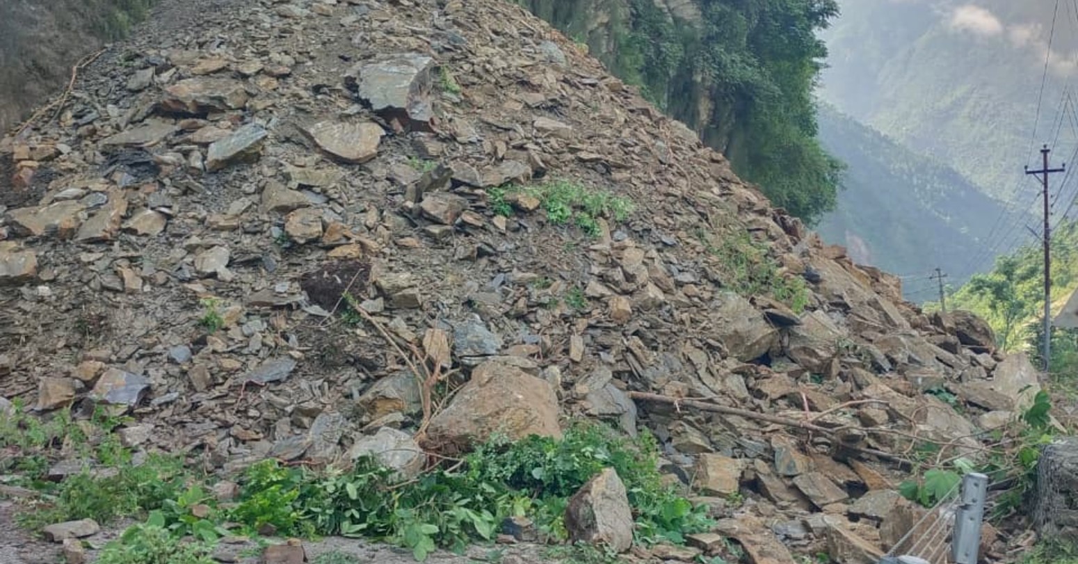 सोलुखुम्बुमा पहिरोका कारण दुई वडा कार्यालय जोखिममा, ११ परिवार विस्थापित सोलुखुम्बुमा पहिरोका कारण दुई वडा कार्यालय जोखिममा, ११ परिवार विस्थापित