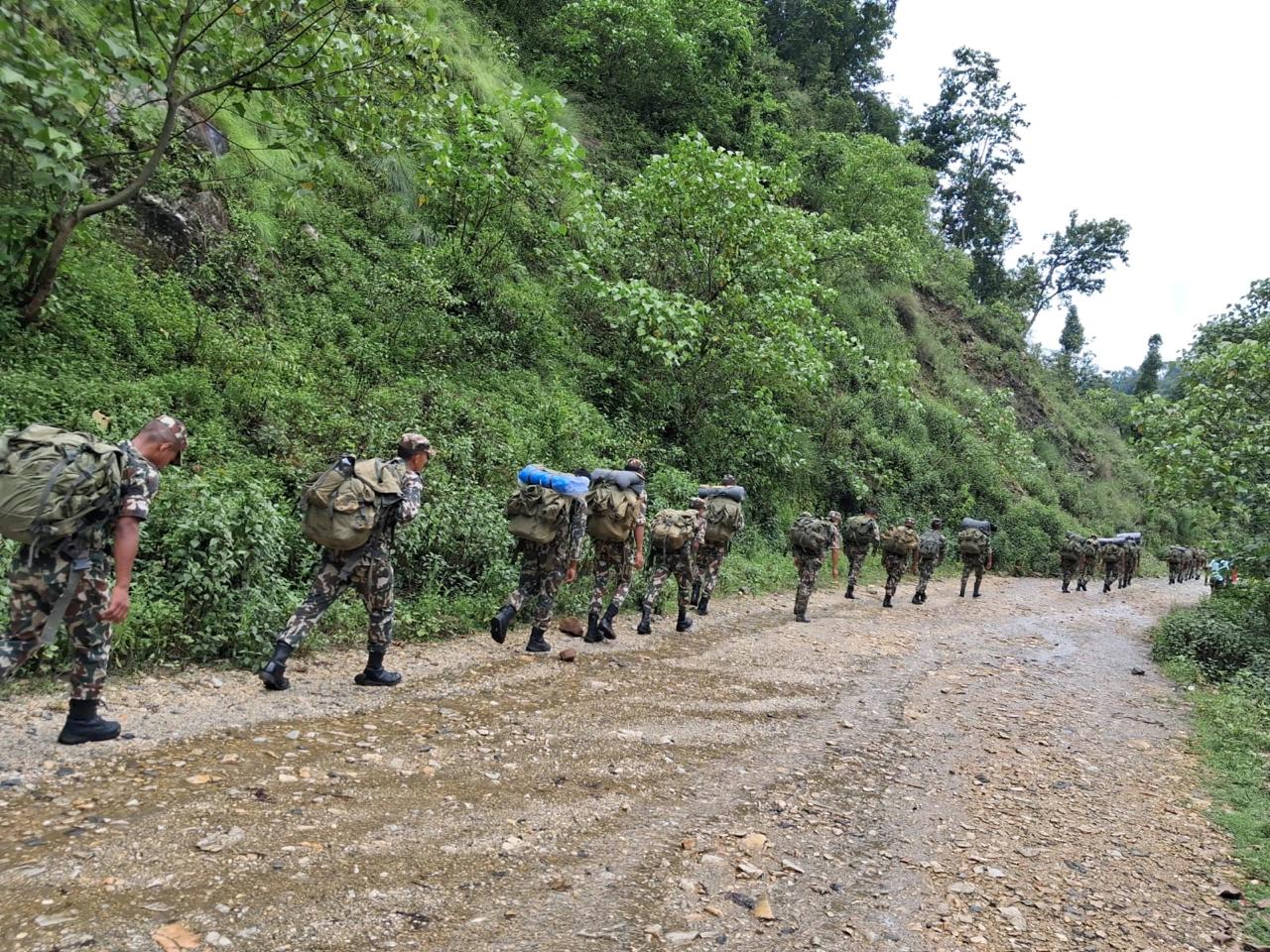 बाटो मर्मतपछि राहत सामग्री लिएर सरकारी टोली घटना स्थलमा 