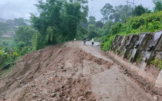 बाढी–पहिरोले मुख्य राजमार्ग प्रभावित