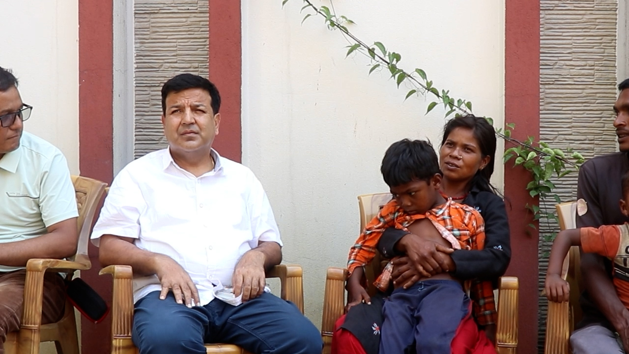 पर्वत परियारलाई गाउँबाटै झिकाएर डा. सुनील शर्माले गराए निःशुल्क उपचार