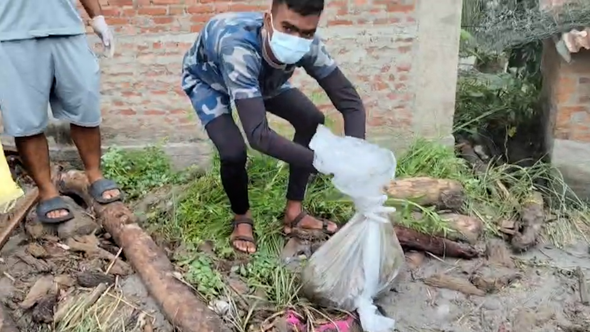 नुवाकोट महादेवफाँटमा शव व्यवस्थापन गर्दै सशस्त्र प्रहरीको टोली नुवाकोट महादेवफाँटमा शव व्यवस्थापन गर्दै सशस्त्र प्रहरीको टोली
