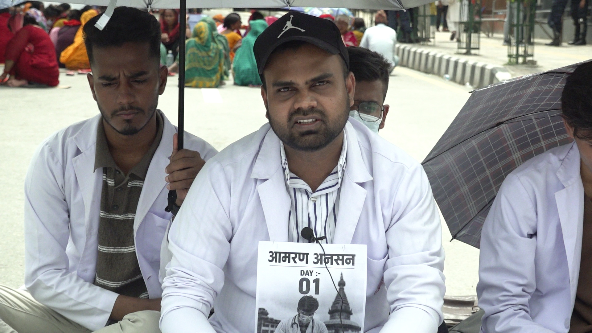 इन्टर्न चिकित्सकको स्टाइपेन्ड एकरूपताको माग गर्दै डिल्ली हरिजन आमरण अनसनमा इन्टर्न चिकित्सकको स्टाइपेन्ड एकरूपताको माग गर्दै डिल्ली हरिजन आमरण अनसनमा