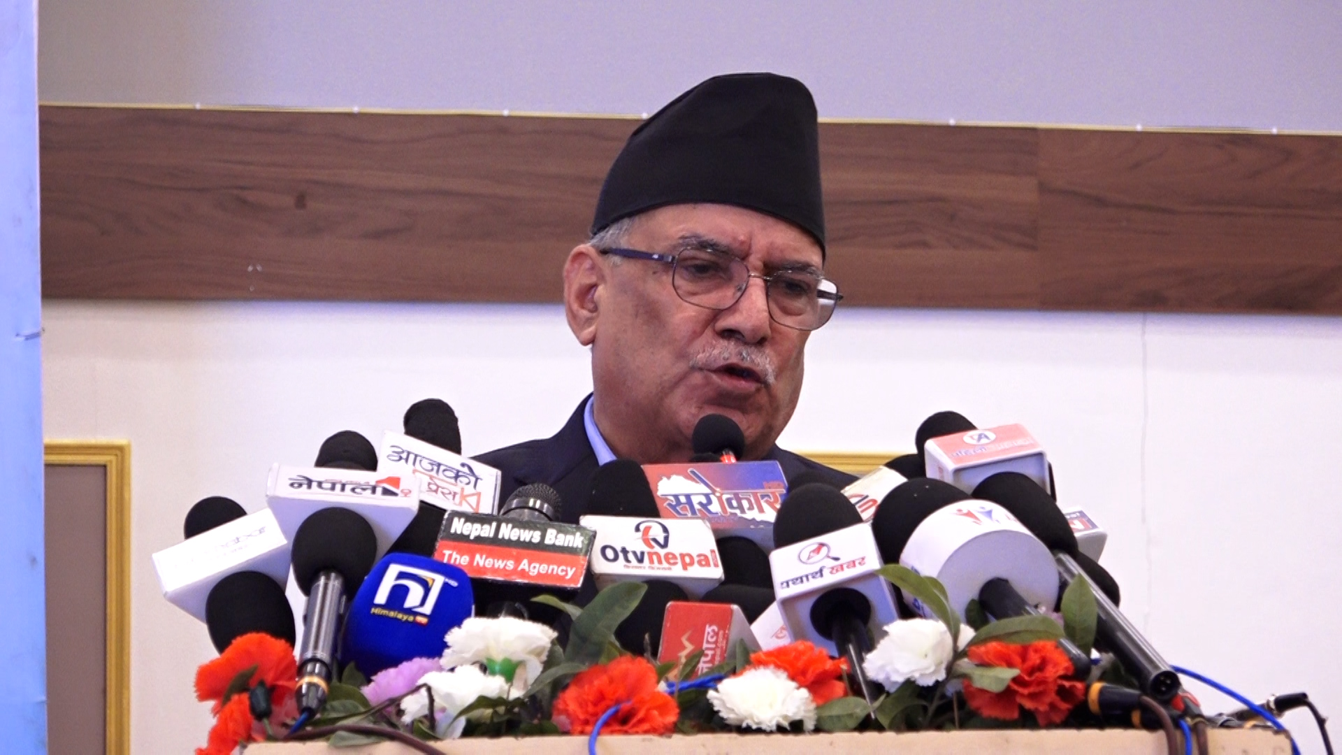 पहिरोका कारण मध्यपहाडी लोकमार्गमा अलपत्र परेका यात्रुको उद्धार कार्य अघि बाढाउन प्रचण्डको आग्रह पहिरोका कारण मध्यपहाडी लोकमार्गमा अलपत्र परेका यात्रुको उद्धार कार्य अघि बाढाउन प्रचण्डको आग्रह