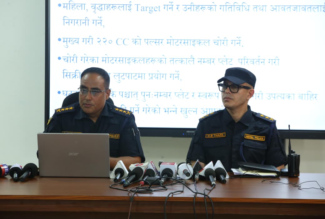 सिक्री लुटपाट र मोटरसाइकल चोरीमा संलग्न ‘कर्मा समूह’का नाइकेसहित पाँच जना पक्राउ सिक्री लुटपाट र मोटरसाइकल चोरीमा संलग्न ‘कर्मा समूह’का नाइकेसहित पाँच जना पक्राउ