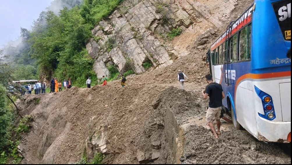 मुख्य राजमार्गमा पहिरो र बाढीको प्रभाव, केही सडक पूर्ण तथा केहीमा एकतर्फी सञ्चालन मुख्य राजमार्गमा पहिरो र बाढीको प्रभाव, केही सडक पूर्ण तथा केहीमा एकतर्फी सञ्चालन