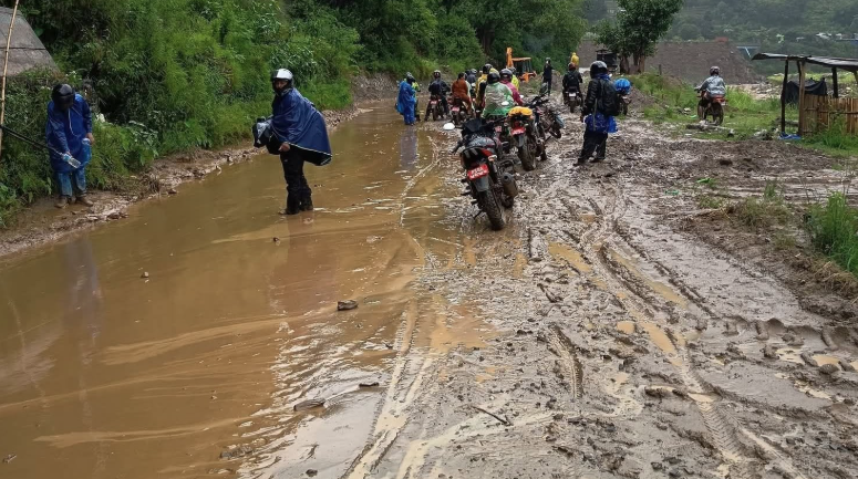 पहिरो र लेदोले बीपी राजमार्ग अवरुद्ध, यातायातका साधन बीच बाटोमै रोकिए