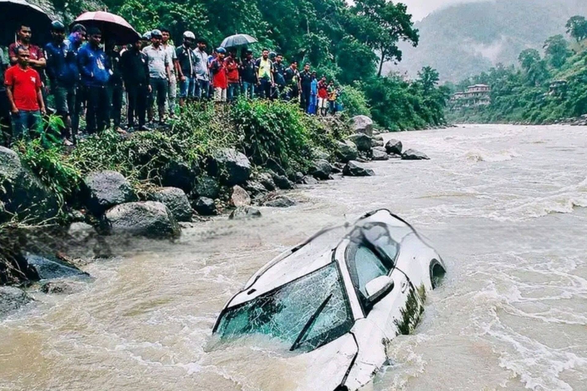 बसको ठक्करपछि कार सुनकोशीमा खस्यो, चालकसहित तीन जना बेपत्ता