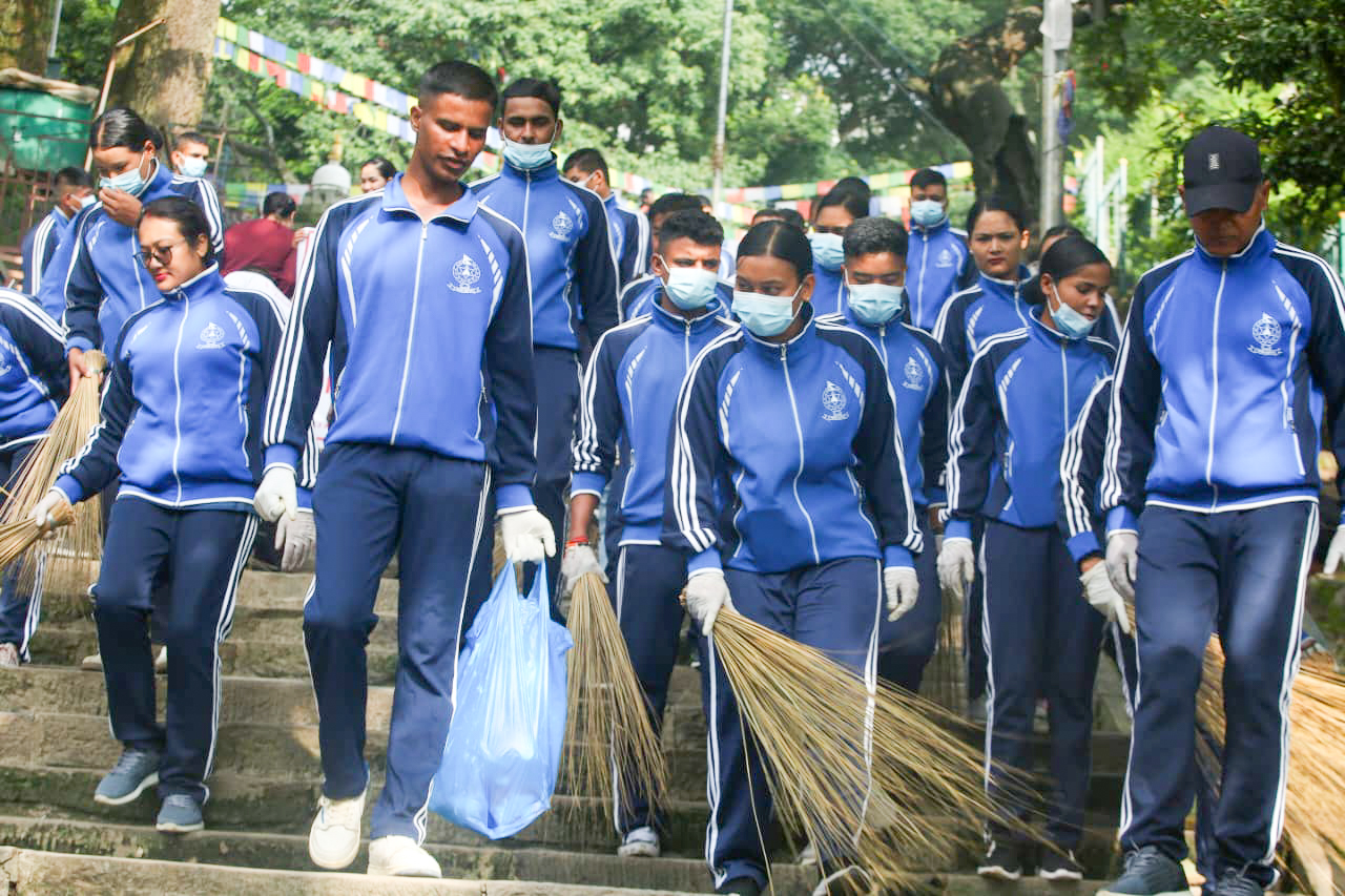 वार्षिकोत्सवको अवसरमा महानगर प्रहरीद्वारा स्वयम्भूनाथमा विशेष सरसफाइ 