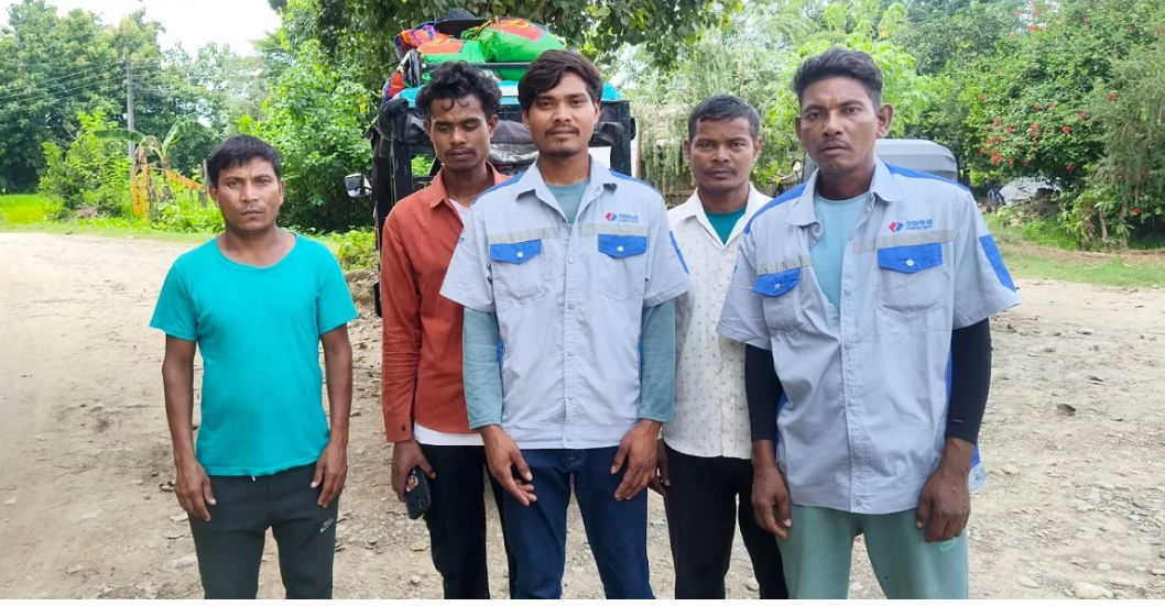बाढीमा भाग्यले बाँचेका एउटै गाउँका पाँच जना अटो चढेर घर फर्किए