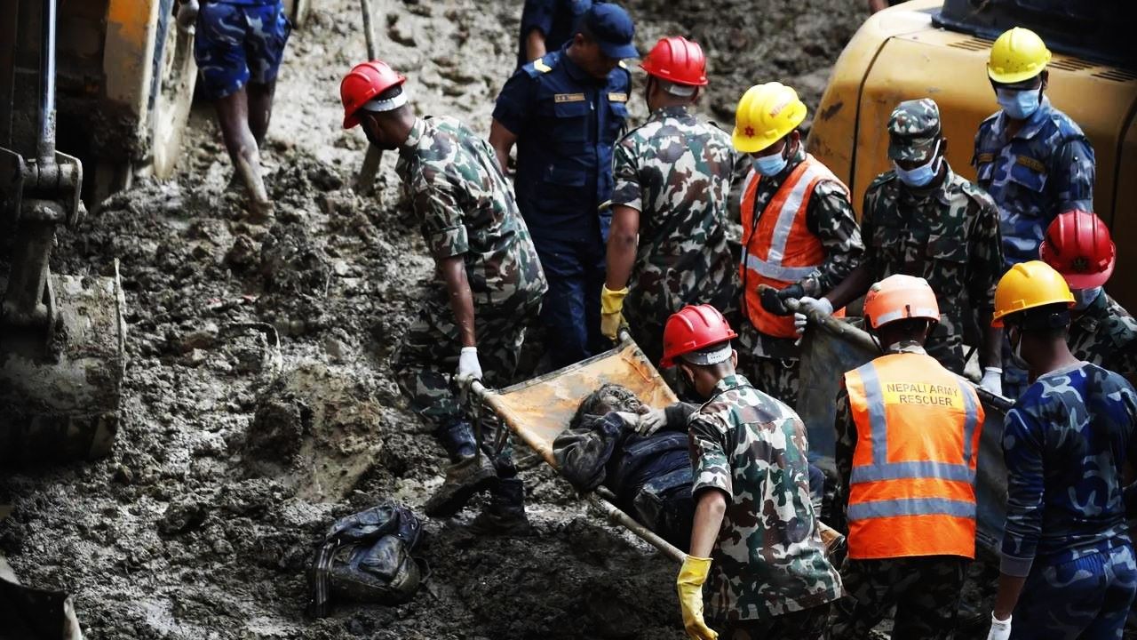 भोटेकोशी बाढीमा सुरक्षाकर्मीको साझा मोर्चा : प्रहरीदेखि सेना र सशस्त्रसम्म उद्धारमा
