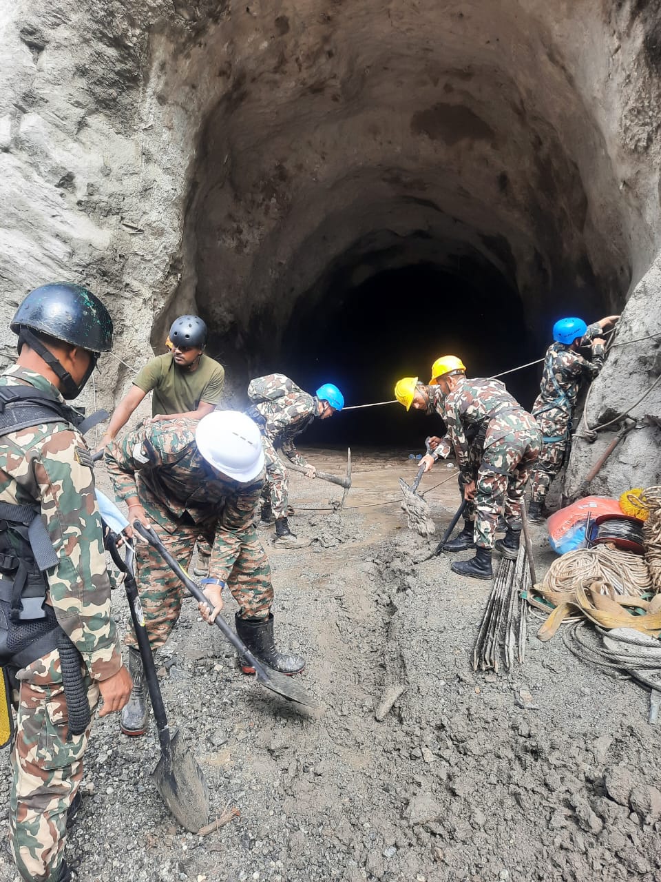 रसुवा बाढी अपडेट: हवाई साधनमार्फत २३ जनाको उद्धार
